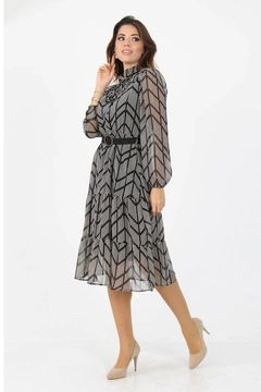 Bir model, Mode Roy toptan giyim markasının 40842 - Frilly Patterned Chiffon Dress With Belt Tie Neck Detail Skirt toptan Elbise ürününü sergiliyor.