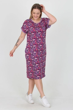 Bir model, Mode Roy toptan giyim markasının MRO10027 - Crew Neck Floral Plus Size Dress toptan Elbise ürününü sergiliyor.