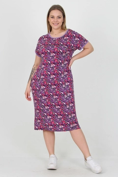 Bir model, Mode Roy toptan giyim markasının MRO10027 - Crew Neck Floral Plus Size Dress toptan Elbise ürününü sergiliyor.