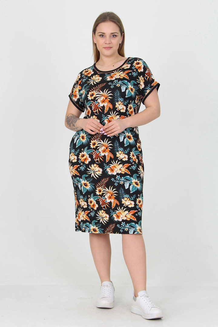 Una modelo de ropa al por mayor lleva MRO10036 - Floral Patterned Summer Plus Size Viscose Dress, Vestido turco al por mayor de Mode Roy
