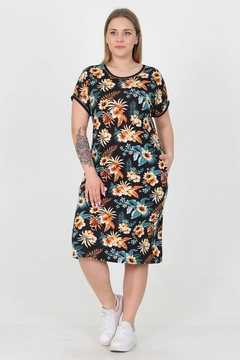 Ένα μοντέλο χονδρικής πώλησης ρούχων φοράει MRO10036 - Floral Patterned Summer Plus Size Viscose Dress, τούρκικο Φόρεμα χονδρικής πώλησης από Mode Roy