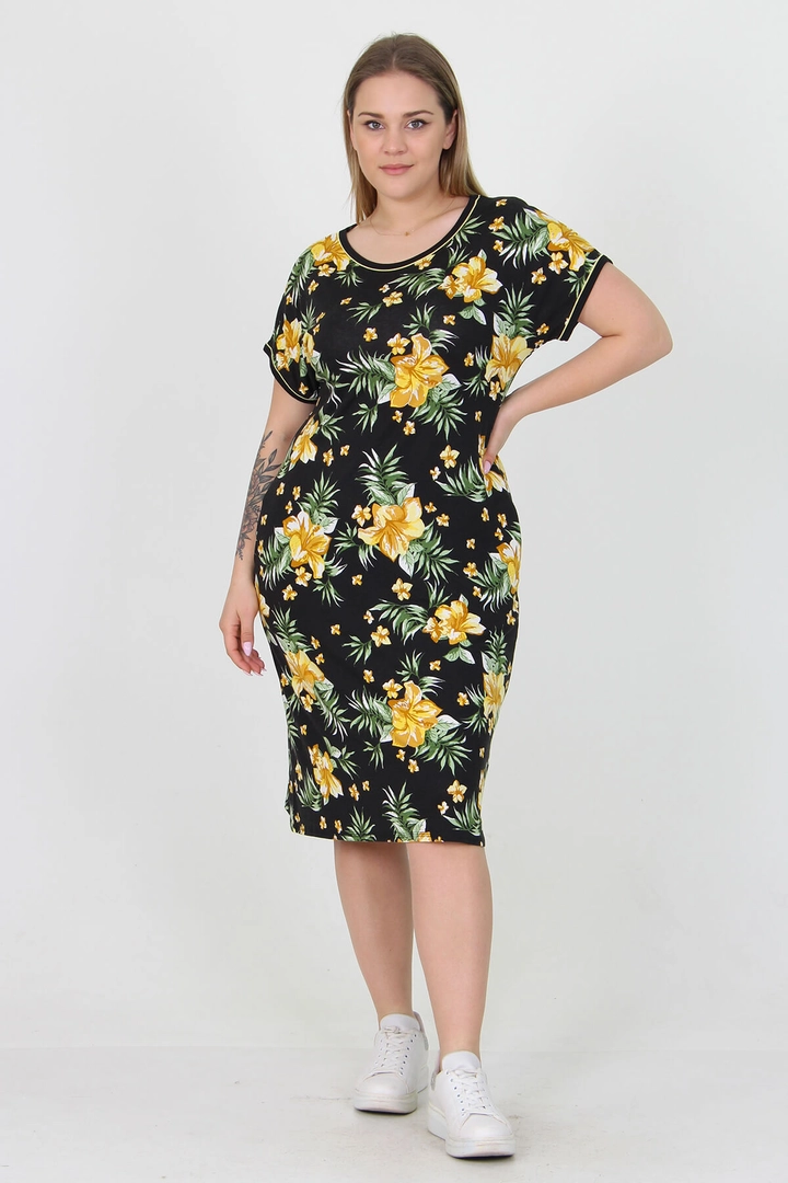 Ένα μοντέλο χονδρικής πώλησης ρούχων φοράει MRO10042 - Viscose Floral Patterned Plus Size Summer Dress, τούρκικο Φόρεμα χονδρικής πώλησης από Mode Roy