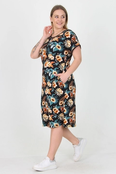 Una modella di abbigliamento all'ingrosso indossa MRO10036 - Floral Patterned Summer Plus Size Viscose Dress, vendita all'ingrosso turca di Vestito di Mode Roy