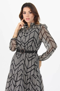 Модел на дрехи на едро носи 40842 - Frilly Patterned Chiffon Dress With Belt Tie Neck Detail Skirt, турски едро рокля на Mode Roy