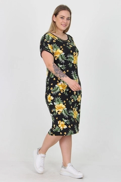 Veleprodajni model oblačil nosi MRO10042 - Viscose Floral Patterned Plus Size Summer Dress, turška veleprodaja Obleka od Mode Roy