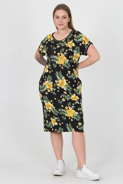 Una modelo de ropa al por mayor lleva MRO10042 - Viscose Floral Patterned Plus Size Summer Dress, Vestido turco al por mayor de Mode Roy