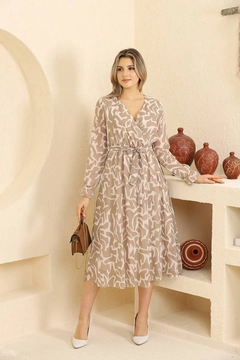 A wholesale clothing model wears MRO10247 - Patterned Chiffon Dress - Beige, Turkish wholesale Dress of Mode Roy