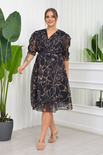 A wholesale clothing model wears  Plus Size Marble Patterned Chiffon Dress - Black
, Turkish wholesale Dress of Mode Roy