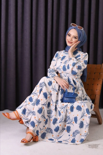 Una modelo de ropa al por mayor lleva  Vestido Hijab Estampado Lino Sms002 - - Azul
, Vestido turco al por mayor de Mode Roy
