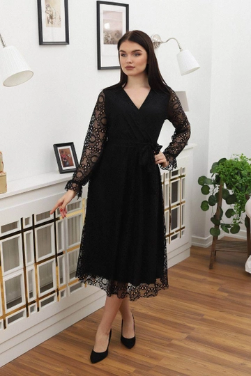 Ένα μοντέλο χονδρικής πώλησης ρούχων φοράει  Δαντελένιο Φόρεμα Με Λεπτομέρεια Γραβάτα - Μαύρο
, τούρκικο Φόρεμα χονδρικής πώλησης από Mode Roy