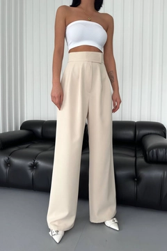 A wholesale clothing model wears mro10879-atlas-fabric-velcro-palazzo-trousers-beige, Turkish wholesale Pants of Mode Roy