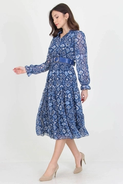 A wholesale clothing model wears 40836 - Patterned Chiffon Dress With Belt Tie Neck Detail, Turkish wholesale Dress of Mode Roy