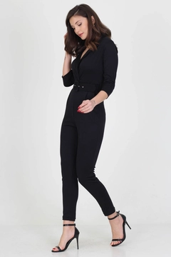 Una modella di abbigliamento all'ingrosso indossa 34984 - Jumpsuit - Black, vendita all'ingrosso turca di Tuta di Mode Roy