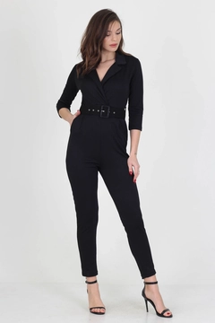 Bir model, Mode Roy toptan giyim markasının 34984 - Jumpsuit - Black toptan Tulum ürününü sergiliyor.