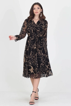 Ein Bekleidungsmodell aus dem Großhandel trägt 40835 - Lined New Season Double Breasted Neck Midi Length Chiffon Dress, türkischer Großhandel Kleid von Mode Roy