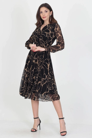 Ένα μοντέλο χονδρικής πώλησης ρούχων φοράει  Νέο Επένδυση Σεζόν Διπλό Breasted Neck Midi Μήκος Chiffon
, τούρκικο Φόρεμα χονδρικής πώλησης από Mode Roy