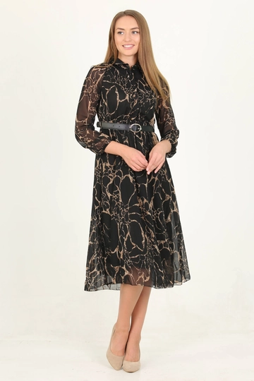 Bir model, Mode Roy toptan giyim markasının  Kadın Gömlek Yaka Düğmesi Ve Kemer Ayrıntılı Midi Uzunluklu Elbisesi
 toptan Elbise ürününü sergiliyor.