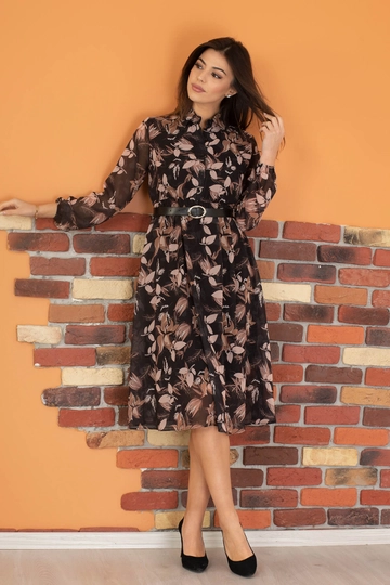 Una modella di abbigliamento all'ingrosso indossa  Abito in chiffon con motivi floreali con cintura nera
, vendita all'ingrosso turca di Vestito di Mode Roy