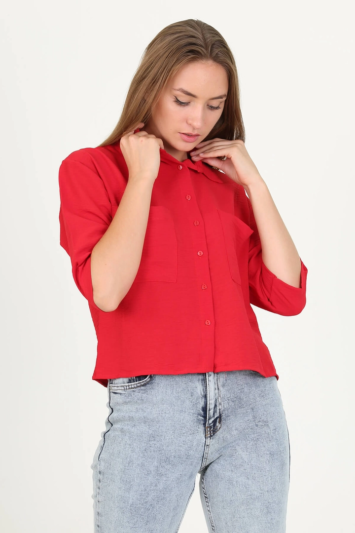Een kledingmodel uit de groothandel draagt MRO10094 - Pocket Detailed Short Sleeve Loose Ayrobin Shirt - Red, Turkse groothandel Shirt van Mode Roy