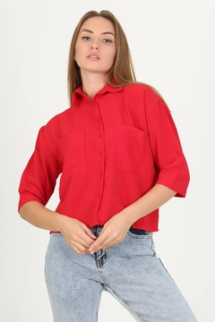 Una modella di abbigliamento all'ingrosso indossa MRO10094 - Pocket Detailed Short Sleeve Loose Ayrobin Shirt - Red, vendita all'ingrosso turca di Camicia di Mode Roy