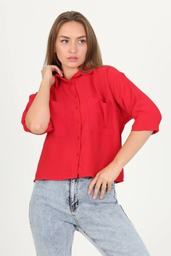 Una modelo de ropa al por mayor lleva MRO10094 - Pocket Detailed Short Sleeve Loose Ayrobin Shirt - Red, Camisa turco al por mayor de Mode Roy