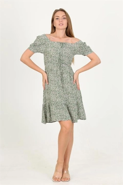 Ein Bekleidungsmodell aus dem Großhandel trägt MRO10096 - Floral Patterned Viscose Dress With Pleated Collar - Black, türkischer Großhandel Kleid von Mode Roy