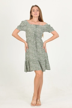 Ein Bekleidungsmodell aus dem Großhandel trägt MRO10096 - Floral Patterned Viscose Dress With Pleated Collar - Black, türkischer Großhandel Kleid von Mode Roy