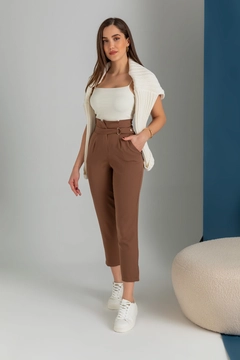 A wholesale clothing model wears MRO10161 - High Waist Buckled Trousers Qns039 - - Brown, Turkish wholesale Pants of Mode Roy