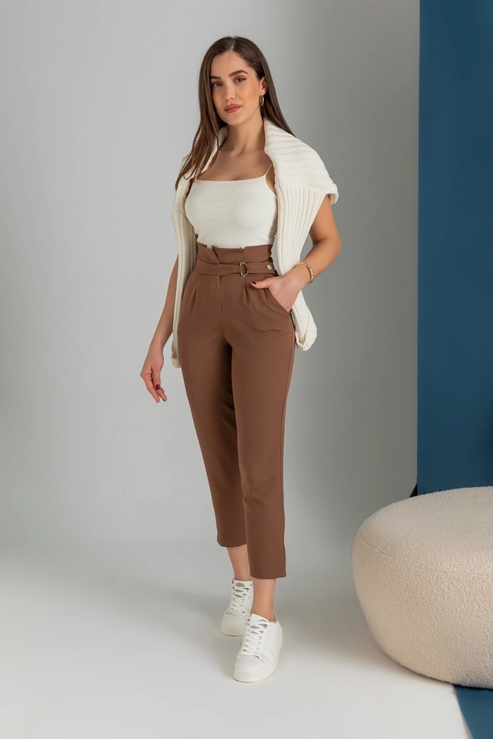 Een kledingmodel uit de groothandel draagt MRO10161 - High Waist Buckled Trousers Qns039 - - Brown, Turkse groothandel Broek van Mode Roy