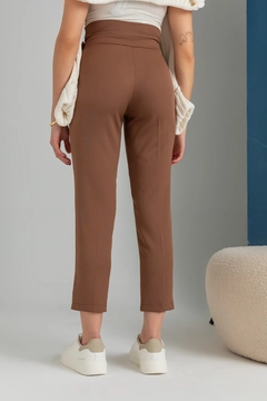 Bir model, Mode Roy toptan giyim markasının MRO10161 - High Waist Buckled Trousers Qns039 - - Brown toptan Pantolon ürününü sergiliyor.