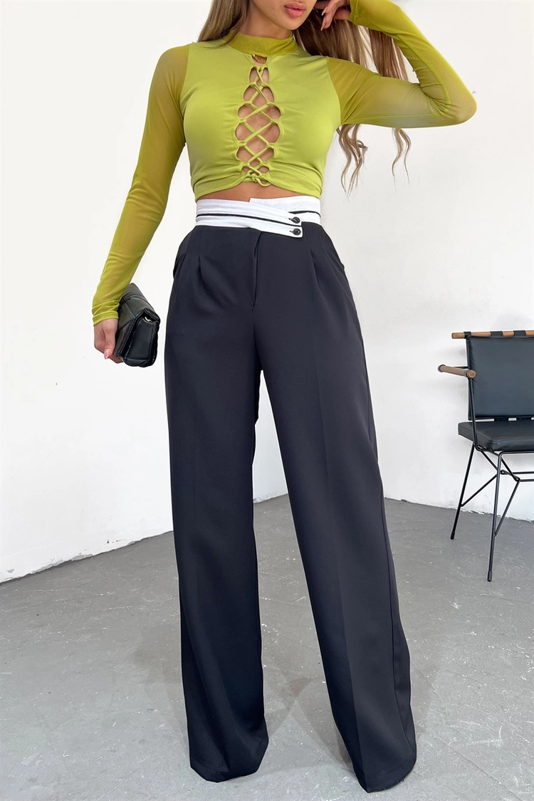A model wears MRO10170 - Pocket Palazzo Trousers - Black, wholesale Pants of Mode Roy to display at Lonca