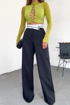 Una modella di abbigliamento all'ingrosso indossa MRO10170 - Pocket Palazzo Trousers - Black, vendita all'ingrosso turca di Pantaloni di Mode Roy