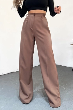 Bir model, Mode Roy toptan giyim markasının MRO10183 - High Waist Palazzo Pants - Brown toptan Pantolon ürününü sergiliyor.