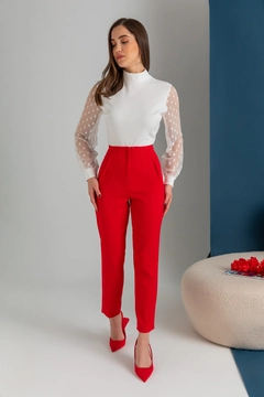 Una modelo de ropa al por mayor lleva MRO10185 - Pleated Office Trousers Qns047 - - Red, Pantalón turco al por mayor de Mode Roy