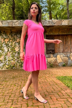 Una modelo de ropa al por mayor lleva MRO10102 - V-neck Skirt Frilly Summer Dress - Fuchsia, Vestido turco al por mayor de Mode Roy