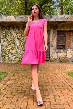 Bir model, Mode Roy toptan giyim markasının MRO10102 - V-neck Skirt Frilly Summer Dress - Fuchsia toptan Elbise ürününü sergiliyor.