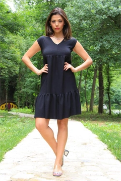 Ein Bekleidungsmodell aus dem Großhandel trägt MRO10104 - V-neck Skirt Frilly Summer Dress - Black, türkischer Großhandel Kleid von Mode Roy