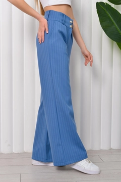 Una modella di abbigliamento all'ingrosso indossa MRO10234 - Striped Palazzo Trousers Tngr01 - - Indigo, vendita all'ingrosso turca di Pantaloni di Mode Roy