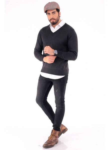 A model wears 37214 - Men V Neck Sweater, wholesale Sweater of Mode Roy to display at Lonca