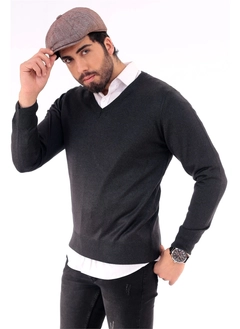 Bir model, Mode Roy toptan giyim markasının 37214 - Men V Neck Sweater toptan Kazak ürününü sergiliyor.