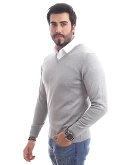 Ένα μοντέλο χονδρικής πώλησης ρούχων φοράει 37213 - Men V Neck Sweater, τούρκικο Πουλόβερ χονδρικής πώλησης από Mode Roy