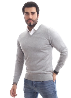 Bir model, Mode Roy toptan giyim markasının 37213 - Men V Neck Sweater toptan Kazak ürününü sergiliyor.