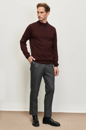 A model wears 37234 - Men Turtleneck Sweater, wholesale undefined of Mode Roy to display at Lonca