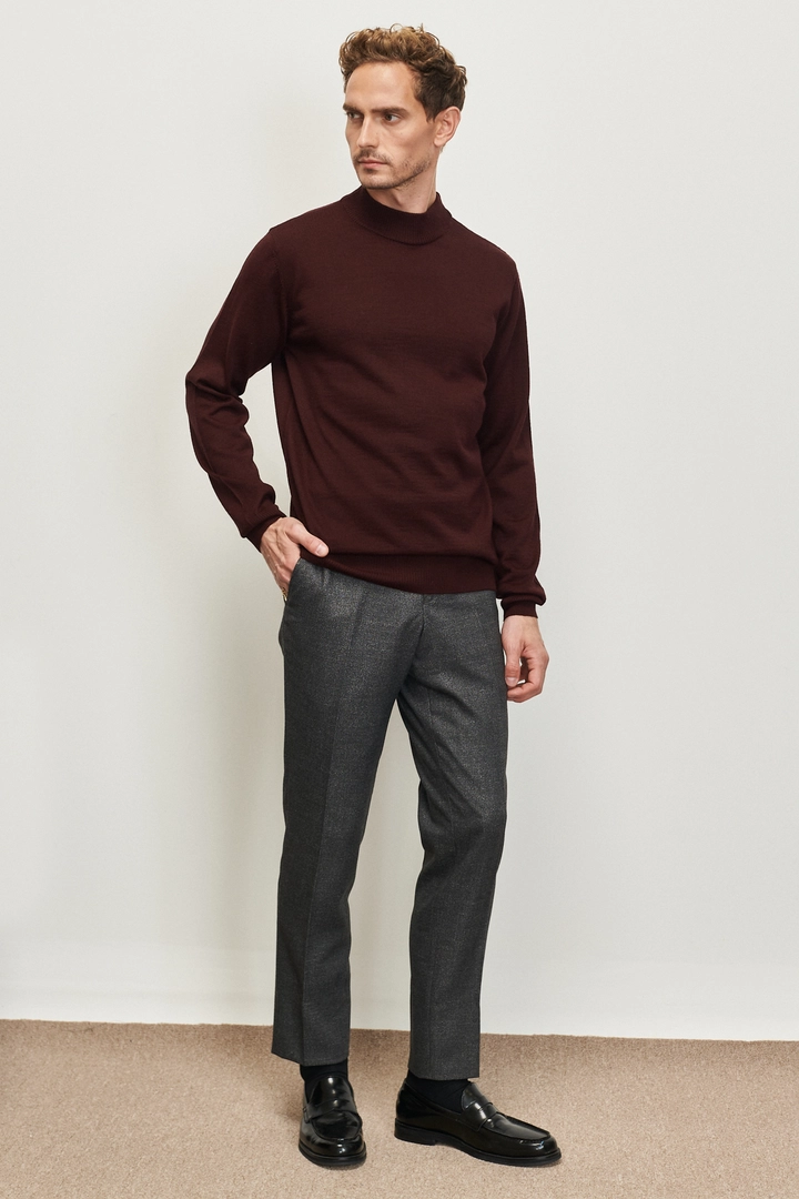 Bir model, Mode Roy toptan giyim markasının 37234 - Men Turtleneck Sweater toptan Kazak ürününü sergiliyor.