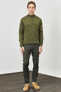 Bir model, Mode Roy toptan giyim markasının 37235 - Men Turtleneck Sweater toptan Kazak ürününü sergiliyor.