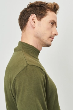 Una modelo de ropa al por mayor lleva 37235 - Men Turtleneck Sweater, Jersey turco al por mayor de Mode Roy