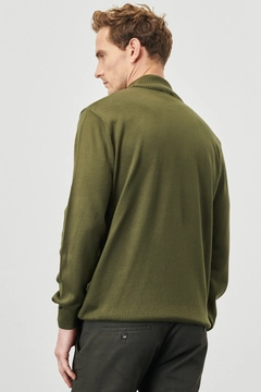 Ένα μοντέλο χονδρικής πώλησης ρούχων φοράει 37235 - Men Turtleneck Sweater, τούρκικο Πουλόβερ χονδρικής πώλησης από Mode Roy