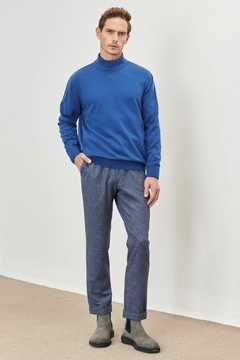 Ένα μοντέλο χονδρικής πώλησης ρούχων φοράει 37236 - Men Turtleneck Sweater, τούρκικο Πουλόβερ χονδρικής πώλησης από Mode Roy