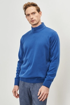 Een kledingmodel uit de groothandel draagt 37236 - Men Turtleneck Sweater, Turkse groothandel Trui van Mode Roy
