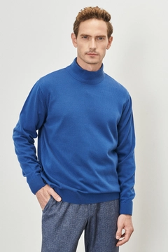 Bir model, Mode Roy toptan giyim markasının 37236 - Men Turtleneck Sweater toptan Kazak ürününü sergiliyor.